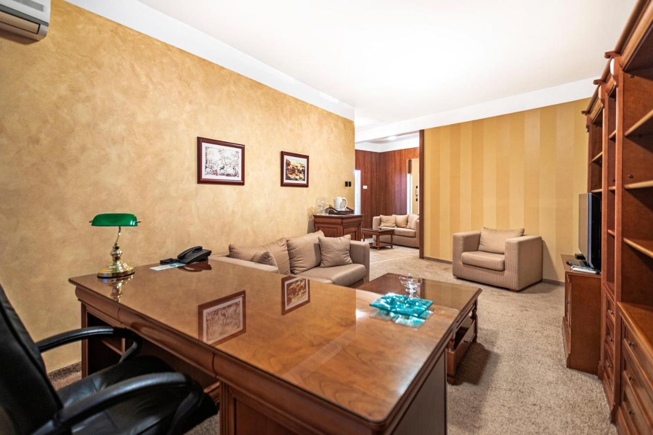 The Regent Club Hotel Ni Buitenkant foto
