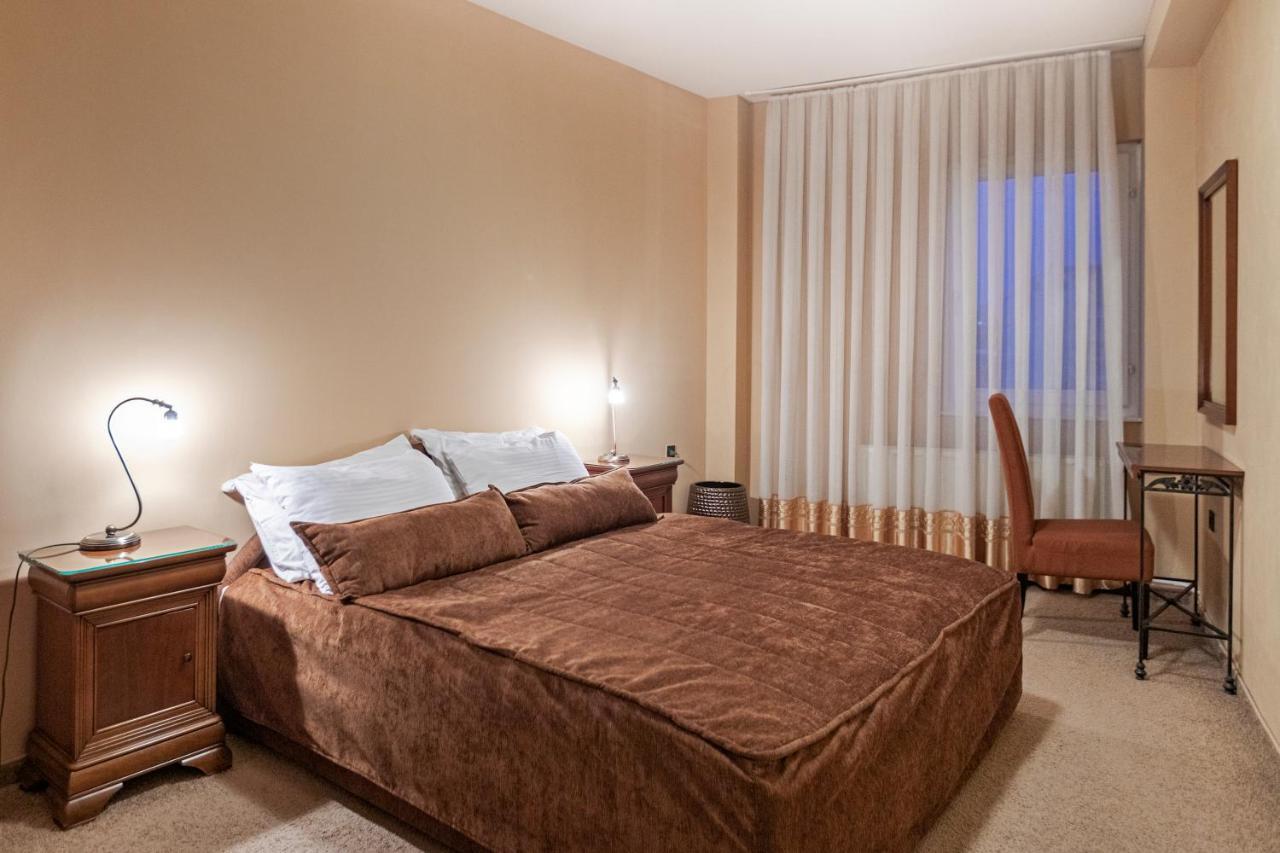 The Regent Club Hotel Ni Buitenkant foto