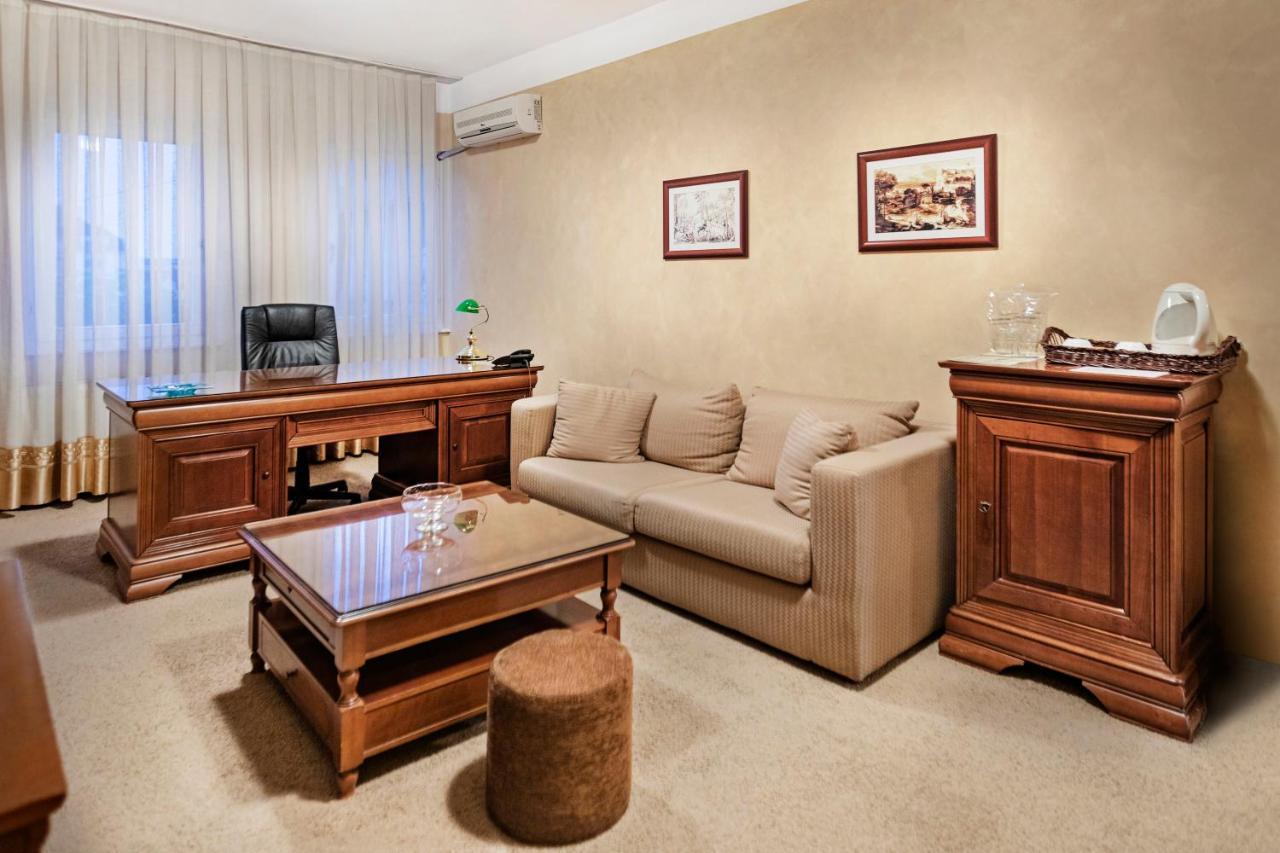 The Regent Club Hotel Ni Buitenkant foto